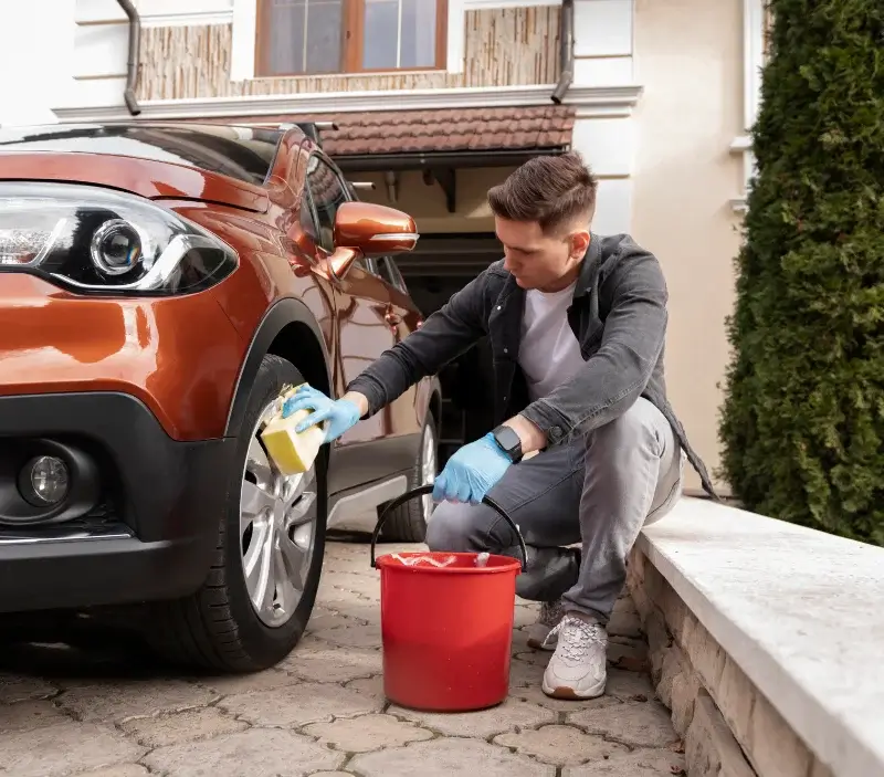Lavage auto à domicile Saint-Pierre-de-Trivisy : professionnel intervenant sur un véhicule